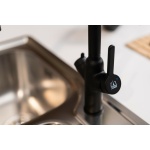 4-Wege-Wasserhahn Matt-Schwarz Küchenarmatur für Trinkwasseranlagen, weiß schwenkbarer Auslauf abnehmbarer 2-strahl-Handbrause